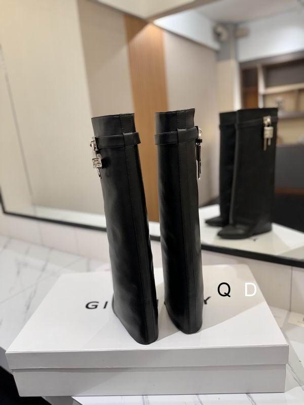 Elegant Knee-High Leather Boots with Lock Detail - draft